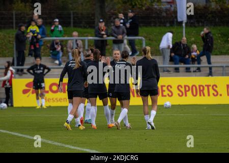 Frankfurt, Deutschland. 06.. November 2022. Eintracht Freankfurt ; FLYERALARM Frauen-Bundesliga Spiel - Eintracht Frankfurt gegen 1.FC Köln am 06.11.2022 in Frankfurt (Stadion am Brentanobad, Frankfurt, Deutschland) - die DFB/DFL-VORSCHRIFTEN VERBIETEN DIE VERWENDUNG VON FOTOS ALS BILDSEQUENZEN UND/ODER QUASI-VIDEO - Credit: Tim Bruenjes/Alamy Credit: Tim Brünjes/Alamy Live News Stockfoto