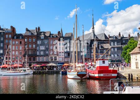 HONFLEUR, FRANKREICH - 1. SEPTEMBER 2019: Es ist ein alter Hafen, umgeben von mittelalterlichen Häusern am Wasser, der jetzt auch ein Yachthafen für Yachten und Vergnügen ist Stockfoto