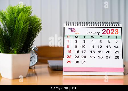 2023 januar Neujahr Kalender auf dem Tisch im Büro - Konzept des Neubeginns und Feiertage. Stockfoto