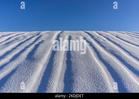 Linien im Schnee mit Sonne und Schatten Stockfoto
