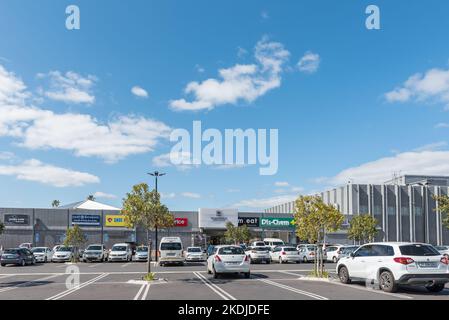 DURBANVILLE, SÜDAFRIKA - SEP 12, 2022: Blick auf das Durbanville Town Center, in Durbanville im metropolitanischen Gebiet von Kapstadt. Fahrzeuge sind sichtbar Stockfoto
