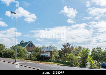 DURBANVILLE, SÜDAFRIKA - SEP 12, 2022: Eine Straßenszene mit der Methodistischen Kirche Durbanville in Durbanville im metroplitanischen Gebiet von Kapstadt Stockfoto