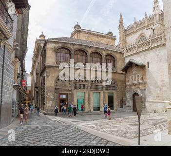 Granada Spanien - 09 14 2021: Blick auf die Fassade der Königlichen Kapelle von Granada, integriert in den Komplex der benachbarten Kathedrale von Granada, touris Stockfoto