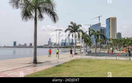 Luanda Angola - 09 17 2022: Blick auf die Luanda Bucht und Luanda marginal, Fußgängerweg mit tropischen Palmen, Downtown Lifestyle, Cabo Island, Stockfoto