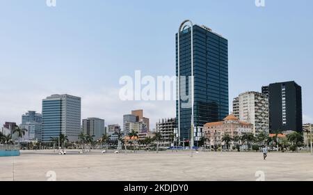 Luanda Angola - 09 17 2022: Blick auf die Innenstadt von Luanda, neue Gebäude und Fußgängerweg rund um die Luanda Bucht, marginale und zentrale Gebäude, Stockfoto