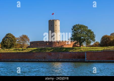 Festung Wisloujscie mit dem Leuchtturmturm in Danzig, Polen, historisches Wahrzeichen Blick auf den Fluss. Stockfoto