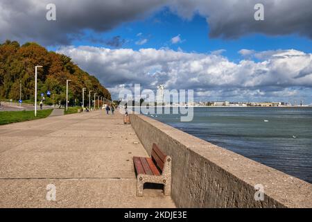 Am Meer Boulevard Feliks Nowowiejski in der Stadt Gdynia in Polen, Promenade entlang der Bucht der Ostsee in Pommern Region. Stockfoto