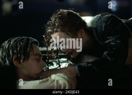 LEONARDO DICAPRIO und KATE WINSLET in TITANIC (1997), Regie James CAMERON. Kredit: PARAMOUNT/20. CENTURY FOX / Album Stockfoto