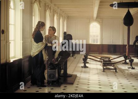 LEONARDO DICAPRIO und KATE WINSLET in TITANIC (1997), Regie James CAMERON. Kredit: PARAMOUNT/20. CENTURY FOX / Album Stockfoto