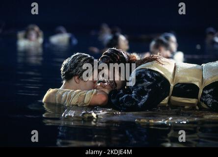 LEONARDO DICAPRIO und KATE WINSLET in TITANIC (1997), Regie James CAMERON. Kredit: PARAMOUNT/20. CENTURY FOX / Album Stockfoto