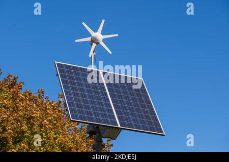 Solarpanel und kleine Windmühle, Windkraftanlage elektrische Anlage, erneuerbare grüne Energiequellen. Stockfoto