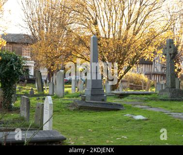 Graveyard, St Mary's Church, Walthamstow, London, Großbritannien. Walthamstow, bereits zur Zeit des Domesday Book (11.. Jahrhundert) als Dorf etabliert, Stockfoto