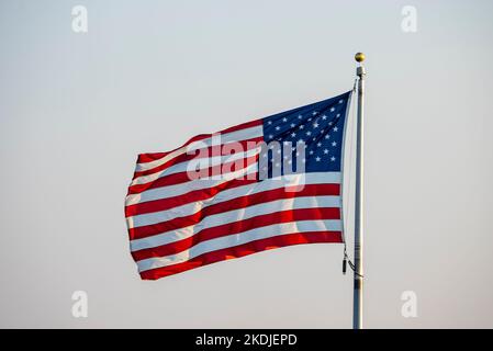 Die amerikanische Nationalflagge winkt am klaren Himmel in der Luft Stockfoto