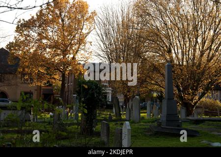 Graveyard, St Mary's Church, Walthamstow, London, Großbritannien. Walthamstow, bereits zur Zeit des Domesday Book (11.. Jahrhundert) als Dorf etabliert, Stockfoto