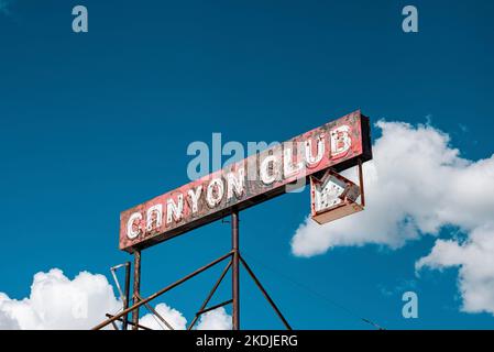 Old Canyon Clubbanner mit blauem Himmel im Hintergrund an der Altstadt im Sommer Stockfoto