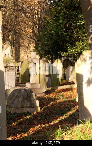 Graveyard, St Mary's Church, Walthamstow, London, Großbritannien. Walthamstow, bereits zur Zeit des Domesday Book (11.. Jahrhundert) als Dorf etabliert, Stockfoto