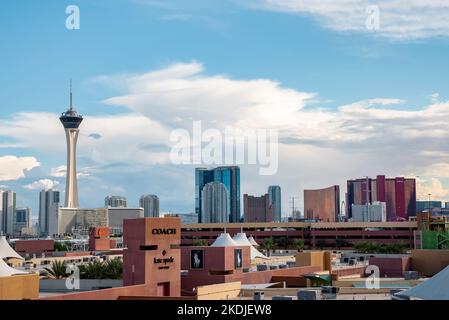 Wunderschöne Aussicht auf moderne Gebäude in Las Vegas City mit Himmel im Hintergrund Stockfoto