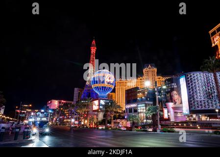 Fahrzeuge auf der Straße des berühmten Planet Hollywood und des Paris Las Vegas Hotels und Casinos Stockfoto