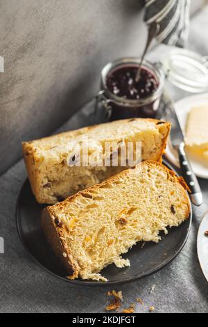 Panettone-Weihnachtskuchen. Italienisches süßes Brot auf dem Teller. Stockfoto