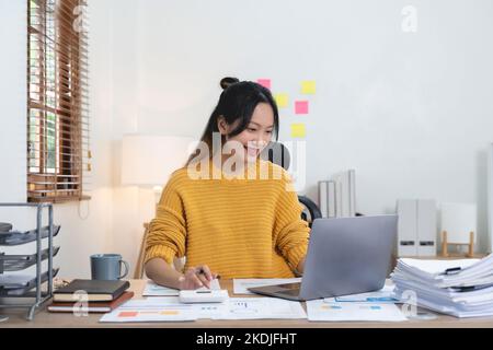 Portrait Buchhaltung asiatische Frau, die für finanzielle mit Papierkram mit Laptop-Computer und Rechner. Stockfoto
