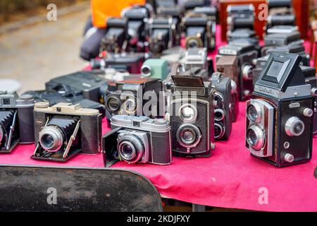 Madrid, Spanien - 30. Oktober 2022: Sammlung von Vintage-Kameras auf einem Flohmarkt. Stockfoto