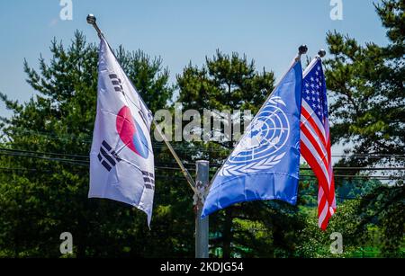 Panmunjom, Südkorea. 27.. Mai 2017. Auf dem Weg zur entmilitarisierten Zone in Panmunjom sind Flaggen von Südkorea, den Vereinten Nationen und den Vereinigten Staaten zu sehen. Der nächstgelegene Punkt für Südkorea, um Nordkorea zu erreichen, ist Panmunjom. In diesem Gebiet befindet sich nicht nur die entmilitarisierte Zone, die Nord- und Südkorea trennt, sondern auch die Freiheitsbrücke, der Dritte Angriffstunnel und der Bahnhof Dorasan. (Foto von Jasmine Leung/SOPA Images/Sipa USA) Quelle: SIPA USA/Alamy Live News Stockfoto