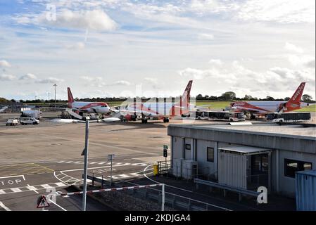 Bristol Commercial Airport, Boeing 737-800 easyJet-Flugzeuge warten auf den Start, während ein 737-800 Jet2.com landet. Stockfoto