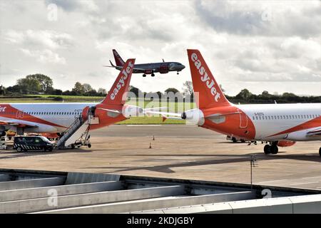 Bristol Commercial Airport, Boeing 737-800 easyJet-Flugzeuge warten auf den Start, während ein 737-800 Jet2.com landet. Stockfoto