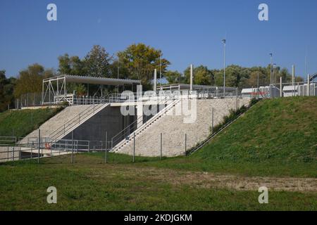 Tassi-Zsilip-Talsperre am Rackevei (Soroksari) Kis Duna-Zweig der Donau, Duna, im Dorf Tass, Kreis Bacs Kiskun, Ungarn Stockfoto