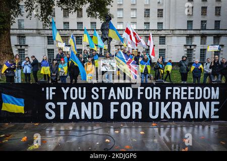 London, Großbritannien. 06.. November 2022. Demonstranten, viele von ihnen mit ukrainischen Fahnen und Outfits in den Nationalfarben, versammeln sich gegenüber der Downing Street, um erneut gegen den Krieg in der Ukraine zu protestieren. Kredit: Imageplotter/Alamy Live Nachrichten Stockfoto