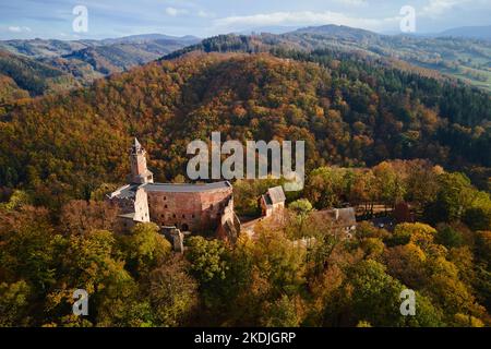 Luftaufnahme von oben auf Schloss Grodno in Zagorze mit schöner Herbstlandschaft. Alte historische Festung in den Bergen, mit Wald bedeckt. Polen landmar Stockfoto