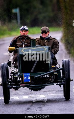 Über 300 Fahrzeuge, alle vor 1905 gebaut, nehmen an der WM Longest Running Veteran Car Run von London nach Brighton Teil. Stockfoto