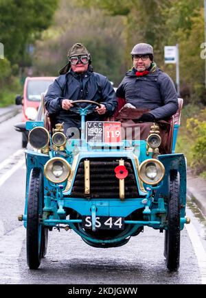 Über 300 Fahrzeuge, alle vor 1905 gebaut, nehmen an der WM Longest Running Veteran Car Run von London nach Brighton Teil. Stockfoto