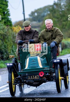 Über 300 Fahrzeuge, alle vor 1905 gebaut, nehmen an der WM Longest Running Veteran Car Run von London nach Brighton Teil. Stockfoto