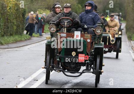 Über 300 Fahrzeuge, alle vor 1905 gebaut, nehmen an der WM Longest Running Veteran Car Run von London nach Brighton Teil. Stockfoto