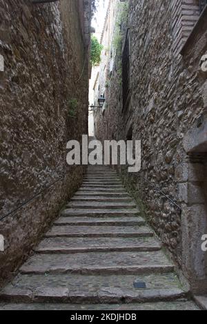 Blick auf einen Durchgang und Stufen in der Altstadt von Girona Stockfoto