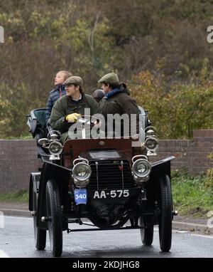 Über 300 Fahrzeuge, alle vor 1905 gebaut, nehmen an der WM Longest Running Veteran Car Run von London nach Brighton Teil. Stockfoto