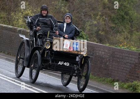 Über 300 Fahrzeuge, alle vor 1905 gebaut, nehmen an der WM Longest Running Veteran Car Run von London nach Brighton Teil. Stockfoto