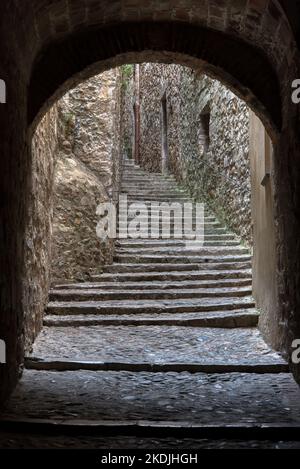 Blick auf einen Durchgang und Stufen in der Altstadt von Girona Stockfoto