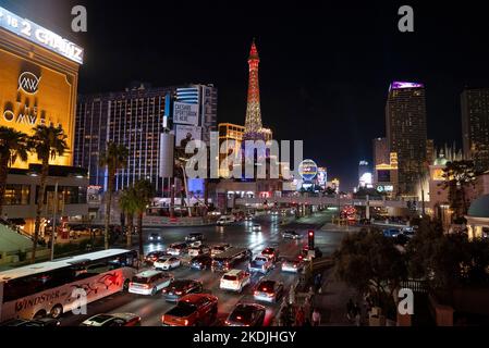 Nachbildung des Eiffelturms von der Straße in Las Vegas Stadt bei Nacht gesehen Stockfoto