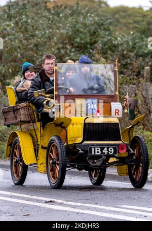 Über 300 Fahrzeuge, alle vor 1905 gebaut, nehmen an der WM Longest Running Veteran Car Run von London nach Brighton Teil. Stockfoto