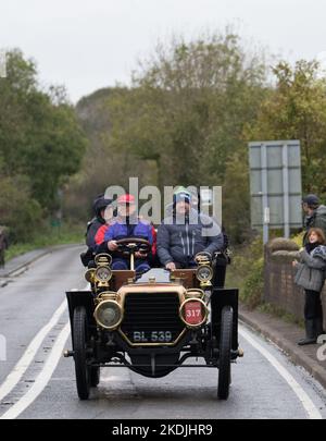 Über 300 Fahrzeuge, alle vor 1905 gebaut, nehmen an der WM Longest Running Veteran Car Run von London nach Brighton Teil. Stockfoto