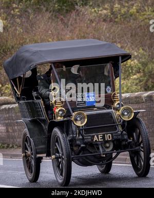 Über 300 Fahrzeuge, alle vor 1905 gebaut, nehmen an der WM Longest Running Veteran Car Run von London nach Brighton Teil. Stockfoto