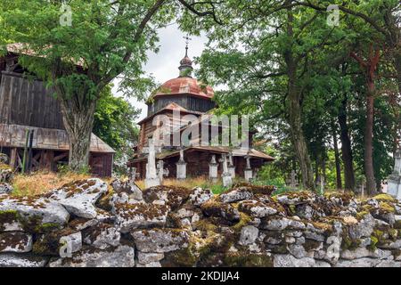 Orthodoxe Kirche zum Schutz der Gottesmutter in Wola Wielka aus dem Jahr 1775, aus Kiefernholz. Die Korpus-Struktur der Kirche. Hölzernes Heiligtum Stockfoto