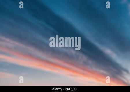 Abstrakt defokussierte verblurte Hintergrund Rosa Wolke mit blauen Himmel Sonnenuntergang Hintergrund. Natürliche Himmelsgestaltung. Element des Designs. Blauer, weißer Pastellhimmel Stockfoto