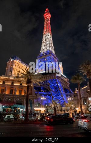 Autos fahren auf der Straße nach Nachbildung des beleuchteten Eiffelturms in Las Vegas bei Nacht Stockfoto