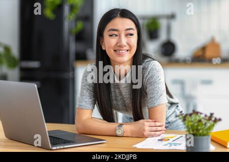 Selbstbewusste, glückliche Freiberuflerin, die von zu Hause aus arbeitet Stockfoto