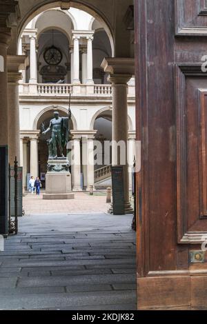 MAILAND, ITALIEN - 15. MAI 2018: Es ist eine Statue Napoleons im Bild des Mars-Friedensstifters im Hof der Pinacoteca Brera. Stockfoto