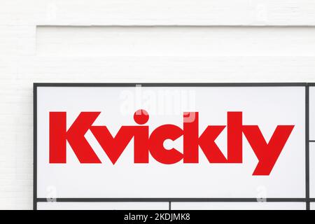 Hjorring, Dänemark - 28. Juni 2015: Kvickly-Logo an der Wand. Kvickly ist eine Supermarktkette in Dänemark, die sich im Besitz von Coop Danmark befindet Stockfoto