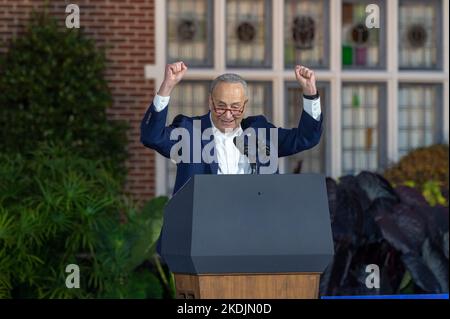 Yonkers, Usa. 06.. November 2022. Senator Chuck Schumer, Mehrheitsführer des US-Senats, spricht während einer Wahlkampfveranstaltung, bei der die Gouverneurin Kathy Hochul für eine volle Amtszeit am Sarah Lawrence College in Yonkers, New York, gewählt wird. Kredit: SOPA Images Limited/Alamy Live Nachrichten Stockfoto